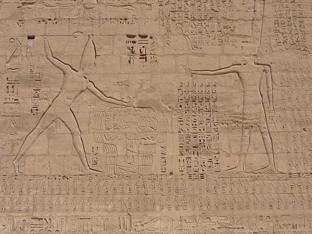Nástěnný reliéf s Ramsesem III. a Amonem, mortuární chrám Ramsese III., Medinet Habu, thébská nekropole, Egypt.