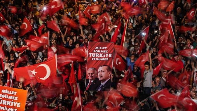 Demokratická Evropa kroky prezidenta Erdoğana nechápe. U turecké veřejnosti se však dočkaly masové podpory.