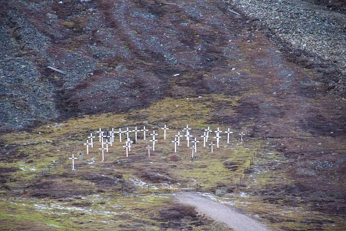Kříže na památku norských horníků, kteří v roce 1918 podlehli španělské chřipce