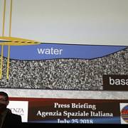 Italští vědci ohlásili nález velkého podzemního jezera s vodou v kapalném stavu na planetě Mars
