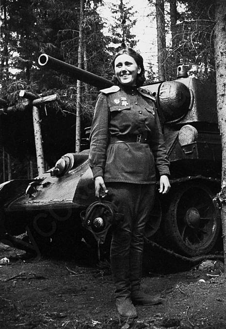 V řadách sovětských tankistů působilo jen několik desítek žen. Na fotografii Alexandra Samusenko