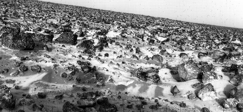V roce 1979 poslala sonda Viking Lander 2 fotku povrchu Marsu, na kterém jsou patrné i ledové krystalky.