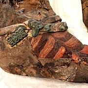 1100 let stará mumie ženy měla na nohou tenisky