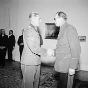 Generál Andrej A. Vlasov a státní ministr Karl H. Frank (vpravo)