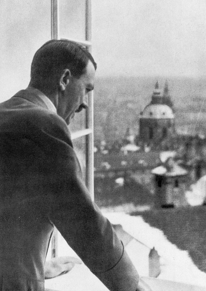 Hitler shlížející na město z Pražského hradu