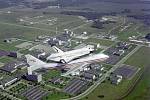 Zpět do vesmírného Kennedyho střediska se raketoplány dostávaly připoutané k dopravnímu letadlu. Při výbuchu Challengeru v roce 1986 zemřelo sedm členů posádky.