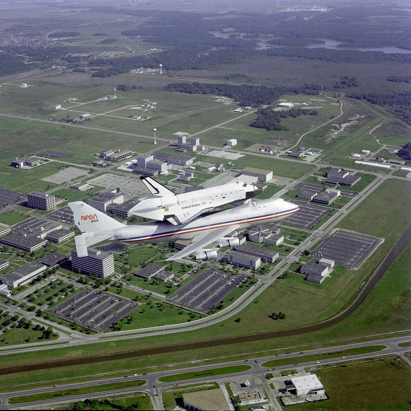 Zpět do vesmírného Kennedyho střediska se raketoplány dostávaly připoutané k dopravnímu letadlu. Při výbuchu Challengeru v roce 1986 zemřelo sedm členů posádky.