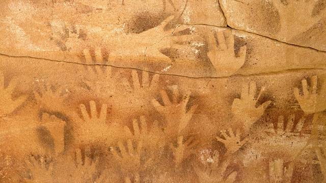 Otisky rukou v jeskyni na Sahaře
