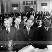 Al Capone (uprostřed) před soudem v roce 1931