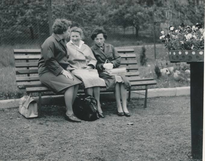 Setkání spoluvězenkyň ze Železoviec, zleva do prava Helena Nestrojílová, Jitka Malíková, Jaroslava Pečová, 1963