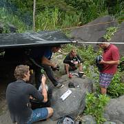 Příprava přístřeší v kaňonu na řece Chirripo Atlantico, Kostarika