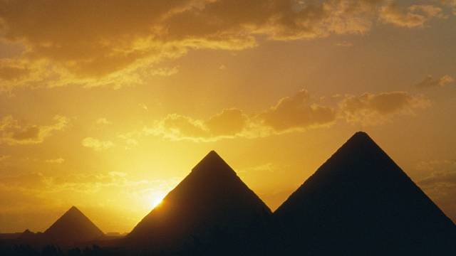 Záhadná černá pyramida v Gíze.