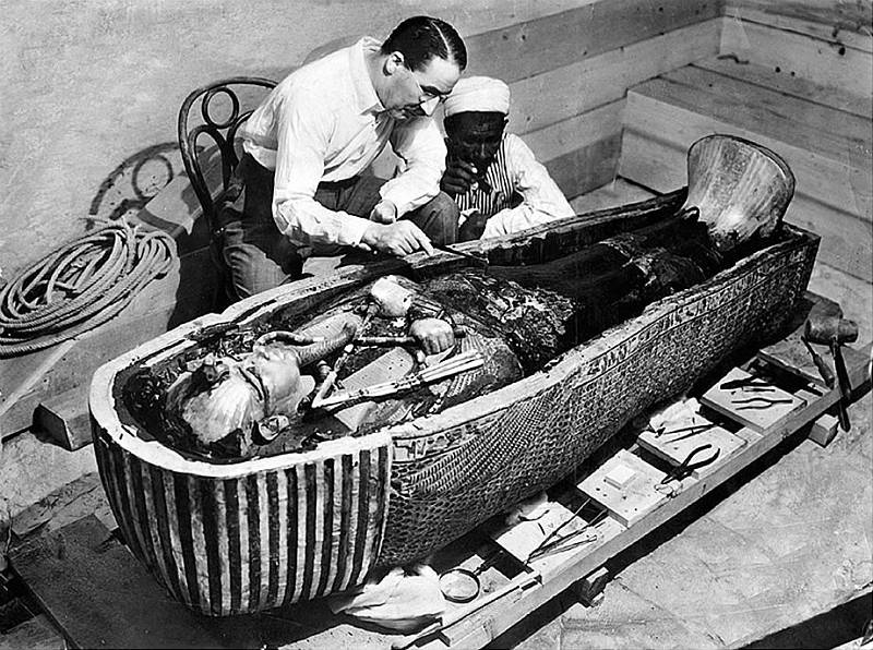 Otevírání sarkofágu s mumií Achnatonova syna Tutanchamona