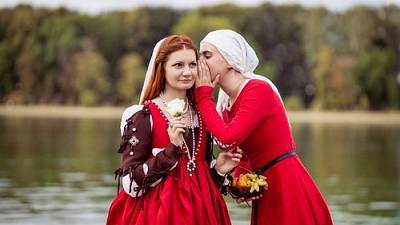 Dotyk - Mohla být žena ve středověku šťastná? Nejvíce neštěstí zažívala v  rodině