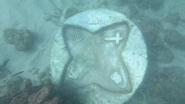 V Perském zálivu potápěčka objevila záhadný disk