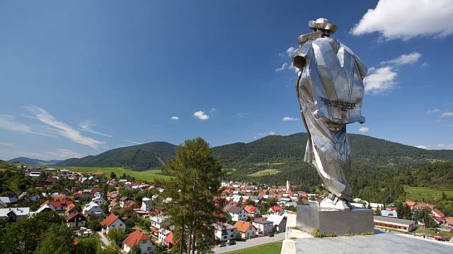 Socha Jánošíka shlíží na obec Terchová
