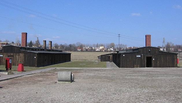 Kdo byl při příchodu do tábora Majdanek odkázán do levé budovy, mohl žít. Pravá budova skrývala plynové komory.