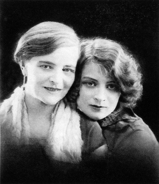 Nevlastní Vrchlického dcera Eva (vlevo) se svou dcerou, asi 1928