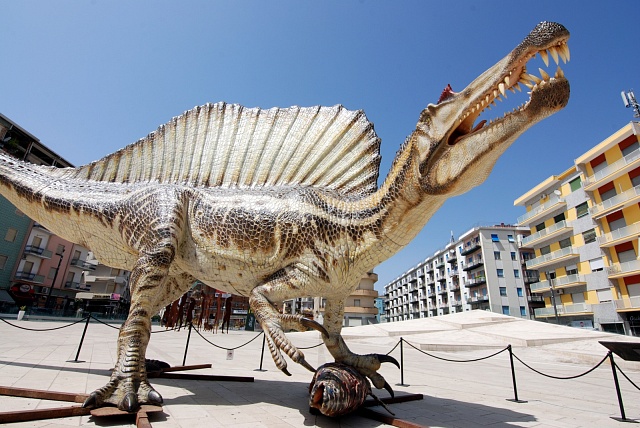 Model spinosaura v poměru 1:1.