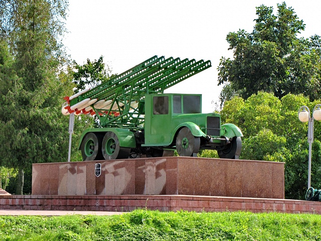 Pamětní komplex Kaťuša v Orše. Maketa BM-13 sestavená z originálních dílů gardového minometu a skutečného nákladního automobilu ZiS-6.