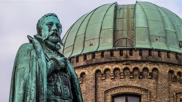 Socha Tychona Brahe před zastřešenou observatoří vedle zámku Rosenborg v dánské Kodani