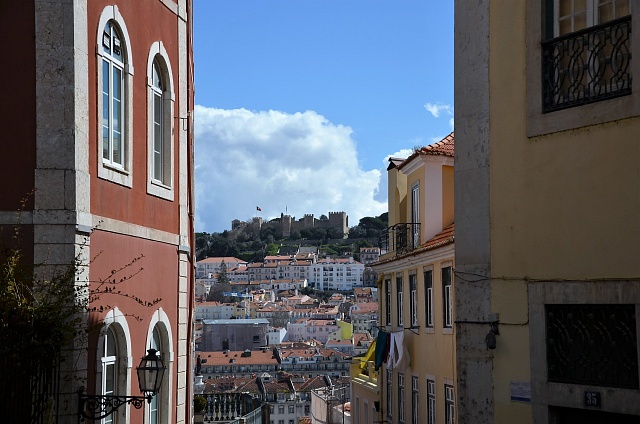 Hrad Castelo de São Jorge je dominantou města.
