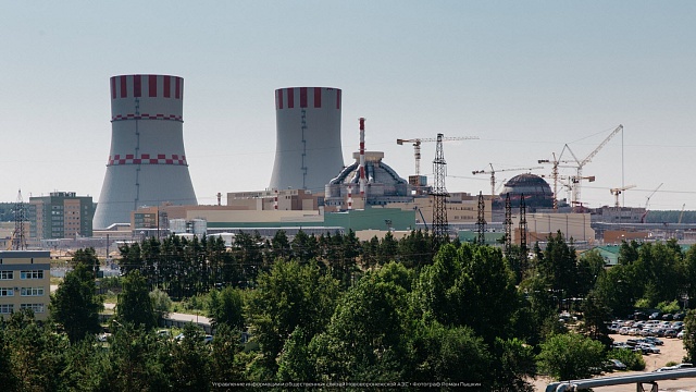 Pohled na spouštěný 6. a rozestavěný 7. blok Novovoroněžské jaderné elektrárny. 