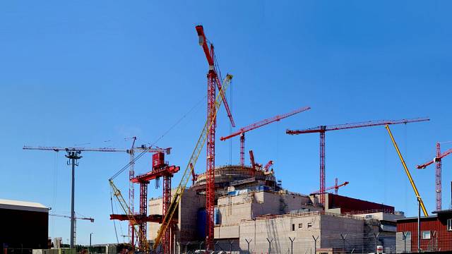 Výstavba reaktoru typu EPR ve Finsku. Stejný typ reaktoru má vyrůst i v britském Hinkley Pointu.