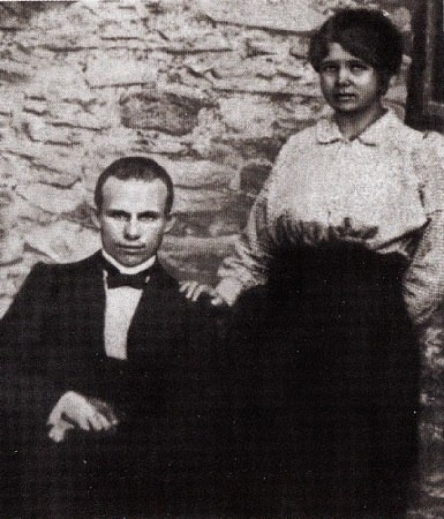 Chruščov a jeho první manželka Jefrosinia v roce 1916