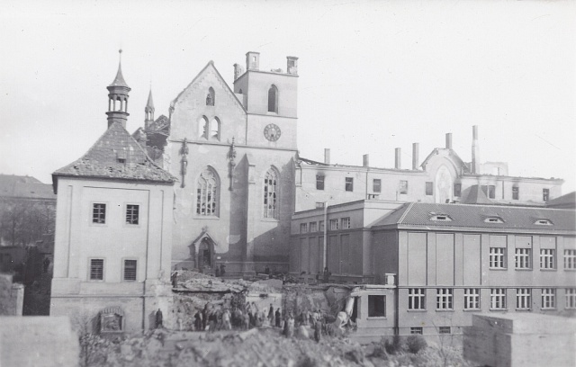 Emauzský klášter po náletu.