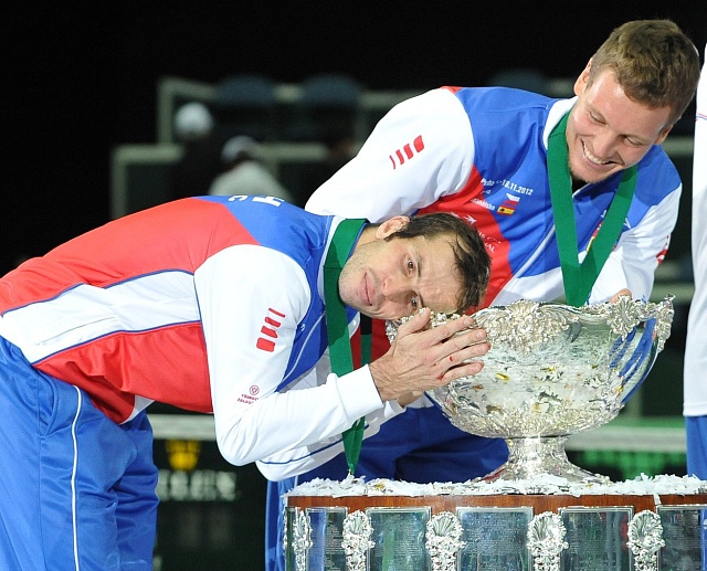 Radek Štěpánek (vlevo) a Tomáš Berdych se radují z Davisova poháru.