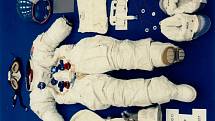 Jednotlivé části skafandru Buzze Aldrina, včetně poznámek na manžetě levé rukavice