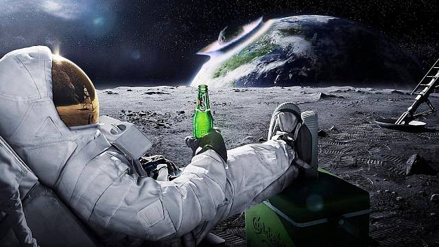 Astronaut odpočívající na Měsíci
