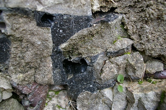 Zesklovatělý kámen v Sainte-Suzanne