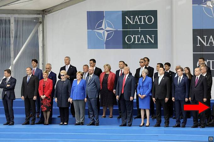 Na jedné z oficiálních fotografií NATO byl český prezident oříznut