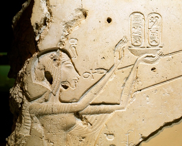Nefertiti uctívá boha Atona