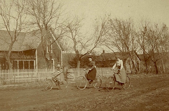 Sportu seženy mohly veřejně věnovat až na konci 20. století. Ilustrační snímek, ženy na kole v USA.