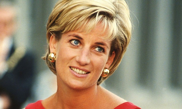 Britská princezna Diana získala po své smrti 31. srpna 1997 přízvisko „princezna lidských srdcí“. Mnozí lidé ji dodnes považují za oběť paparazziů.