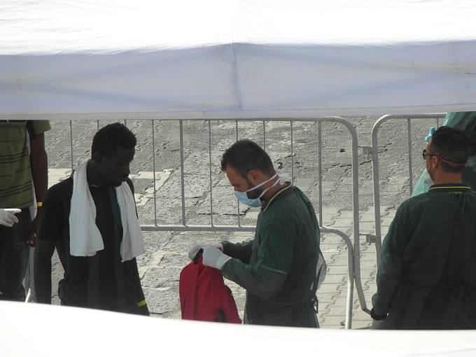 Afričtí migranti v přístavu v Catanii