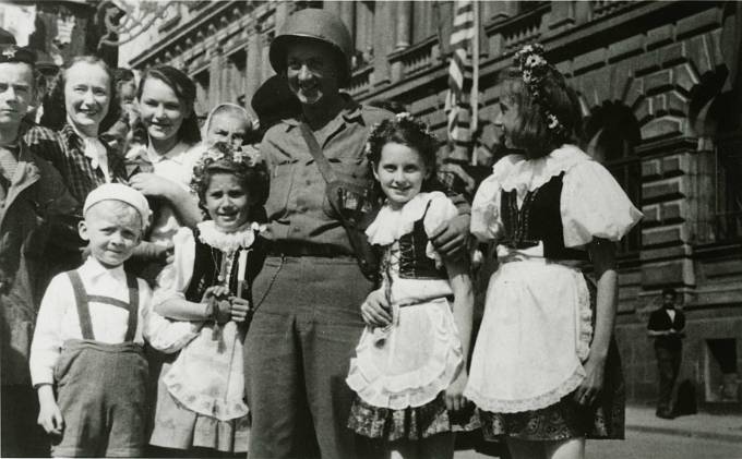 Mezi prvními spojeneckými vojáky, kteří dorazili již 7. května 1945 do Příbrami, byli příslušníci průzkumu 4. tankové divize 3. americké armády. Na snímku před budovou příbramské radnice
