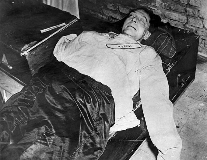 Tělo Hermanna Göringa po sebevraždě