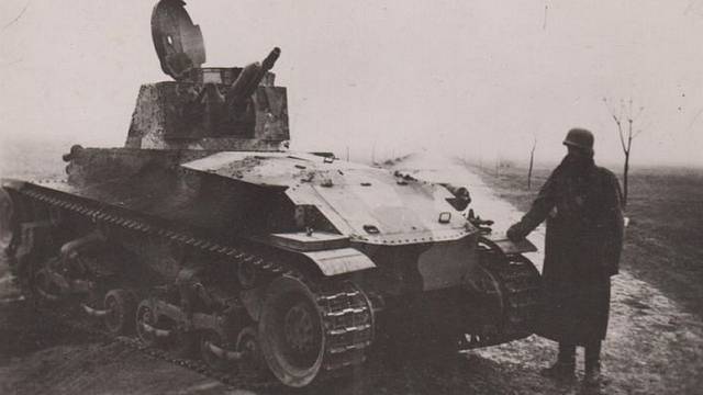 Československý tank vz. 35 zasažený na Podkarpatské Rusi
