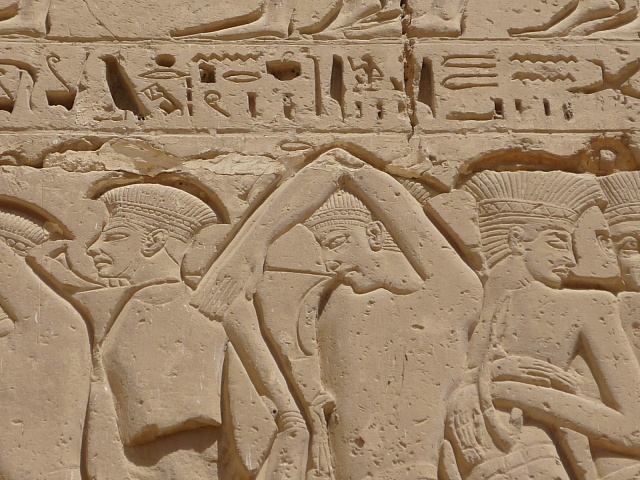 Nástěnný reliéf filištínských zajatců, mortuární chrám Ramsese III (-1186 /-1154), Medinet Habu, thébská nekropole, Egypt