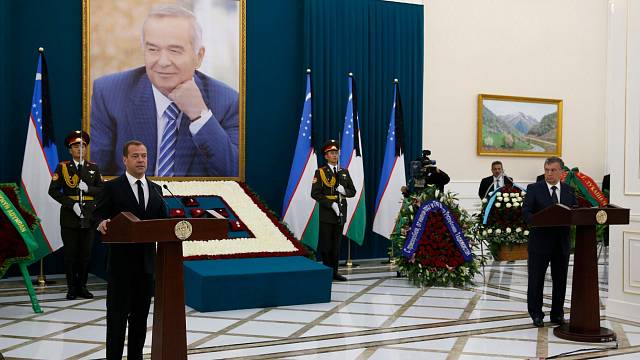 Smutečního obřadu 3. září v Samarkandu se zúčastnil i ruský premiér Dmitrij Medvěděv. Vpravo uzbecký premiér Šavkat Mirzojev.