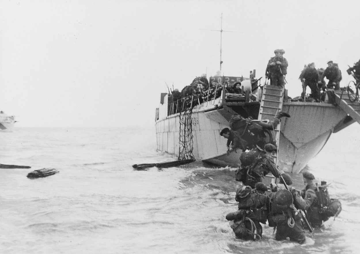 Эйзенхауэр высадка в нормандии. Высадка в Нормандии 1944. Высадка десанта в Нормандии в 1944. Нормандия 1944 высадка союзников пляж Джуно. Десантные корабли в Нормандии.