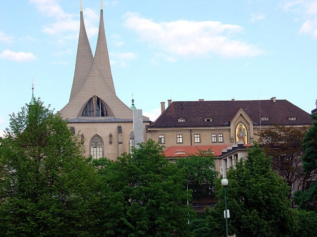 Obnovené věže Emauzského kláštera.