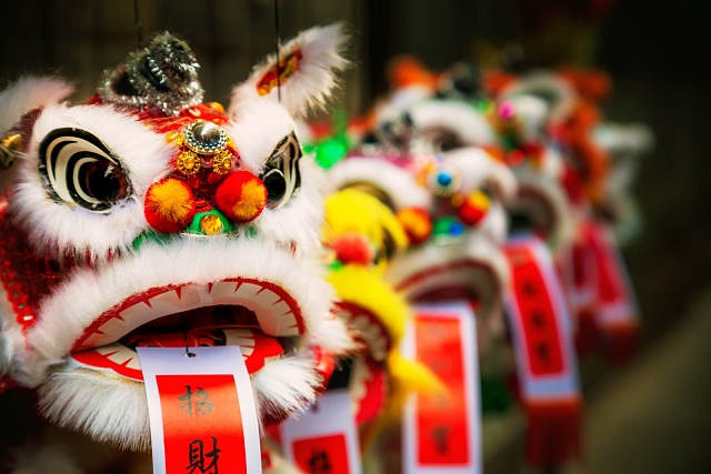 Tradiční barevný čínský lev, čínský papír znamená štěstí.