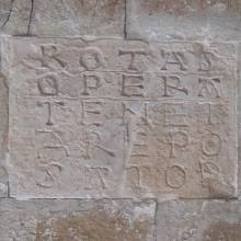 Satorův čtverec na náměstí Svatého Petra ad Oratorium z 8. století v Itálii