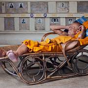 Dříve lidé běžně spali v polosedě. Ilustrační foto mnicha.