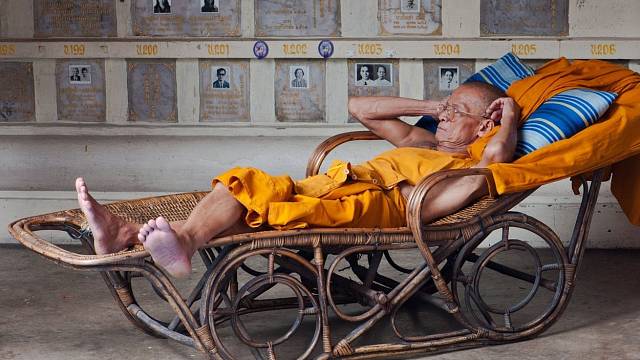 Dříve lidé běžně spali v polosedě. Ilustrační foto mnicha.